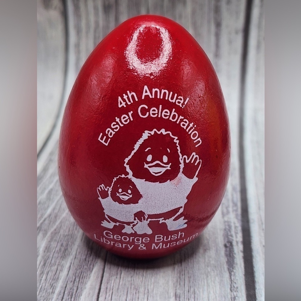 2002 George Bush Library Easter Egg Wooden howdy red